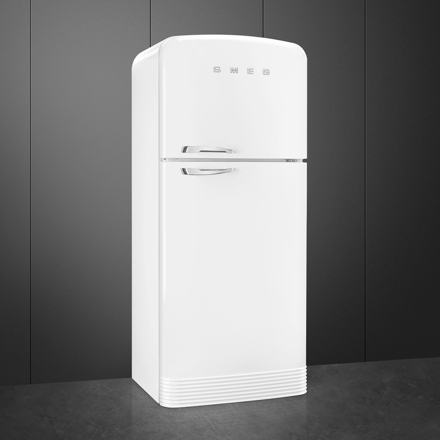 Un frigorifero bianco dal design retrò, in piedi contro un muro grigio scuro.
