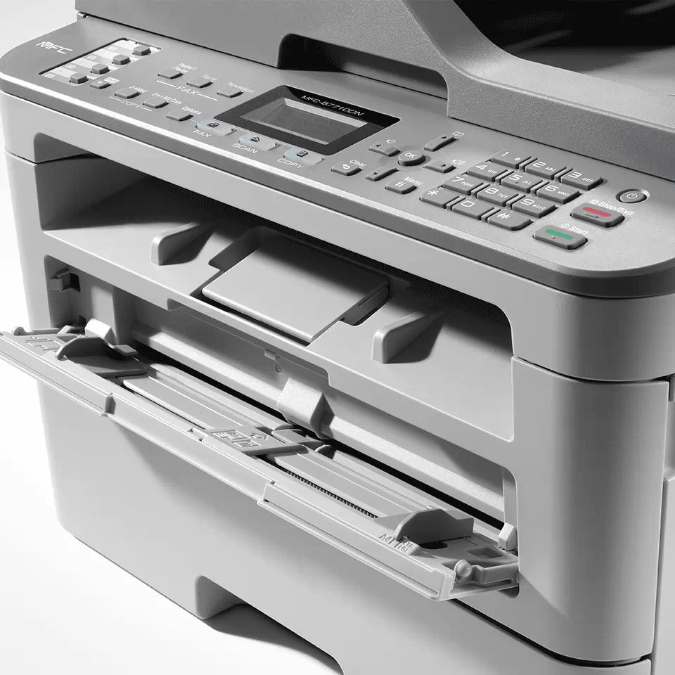 Drukarka Brother z otwartą tacą na papier. Widoczny panel sterowania.