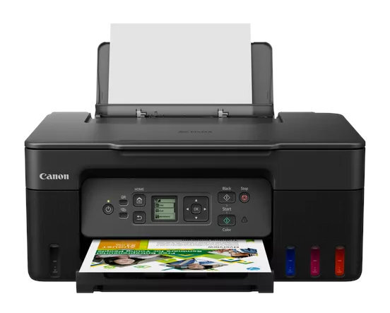 Czarna drukarka Canon z podajnikiem papieru z wydrukowaną kartką, widoczne zbiorniki z tuszem.