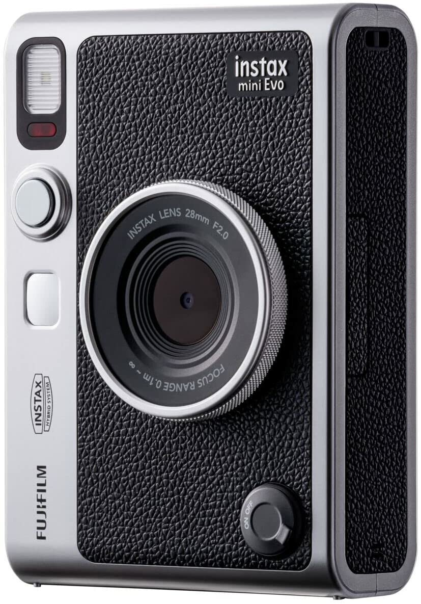 Srebrno-czarny aparat Instax Mini Evo. Obiektyw jest na środku.