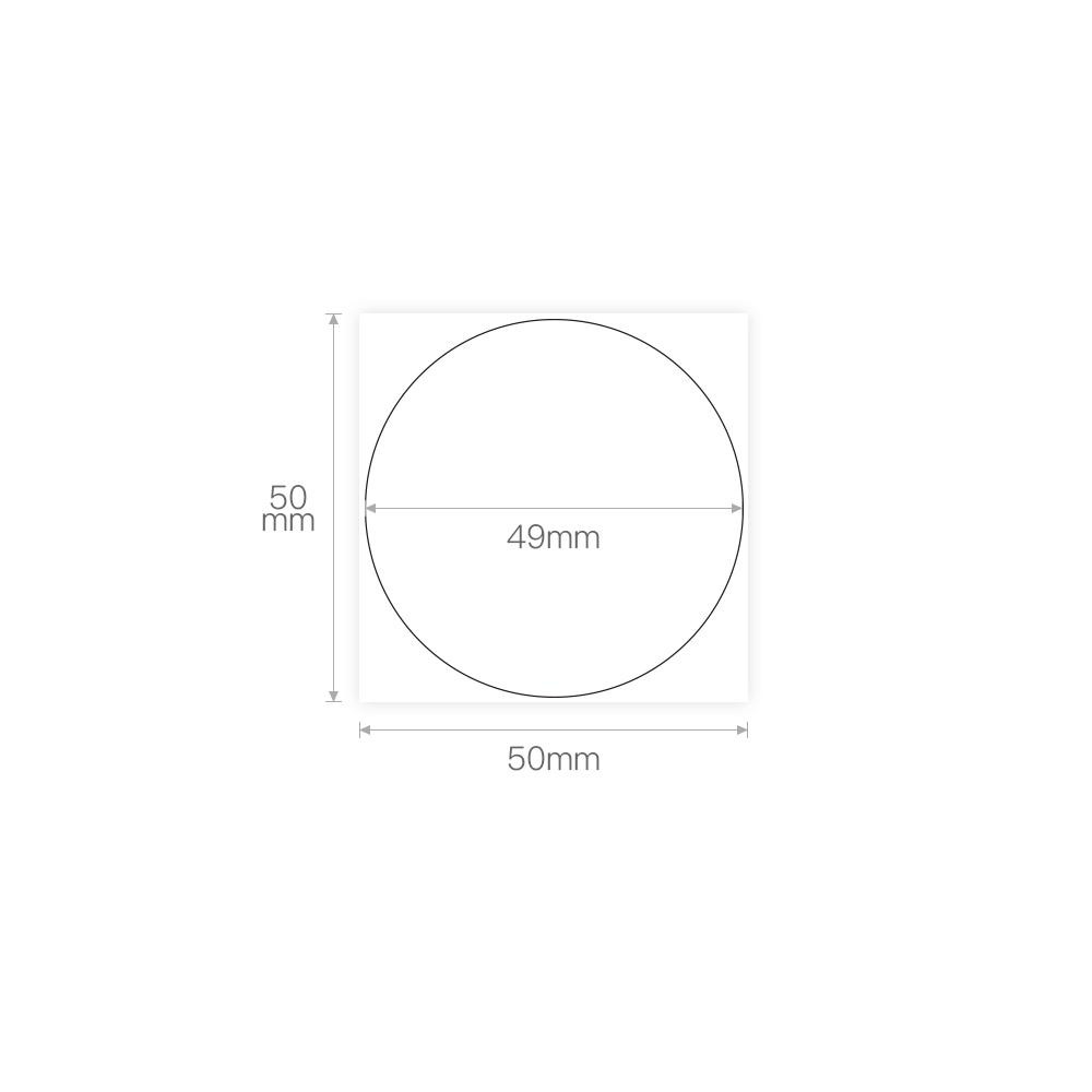 Ein weißes Quadrat mit einem Kreis darin. Der Kreis hat einen Durchmesser von 49 mm, das Quadrat 50 mm.