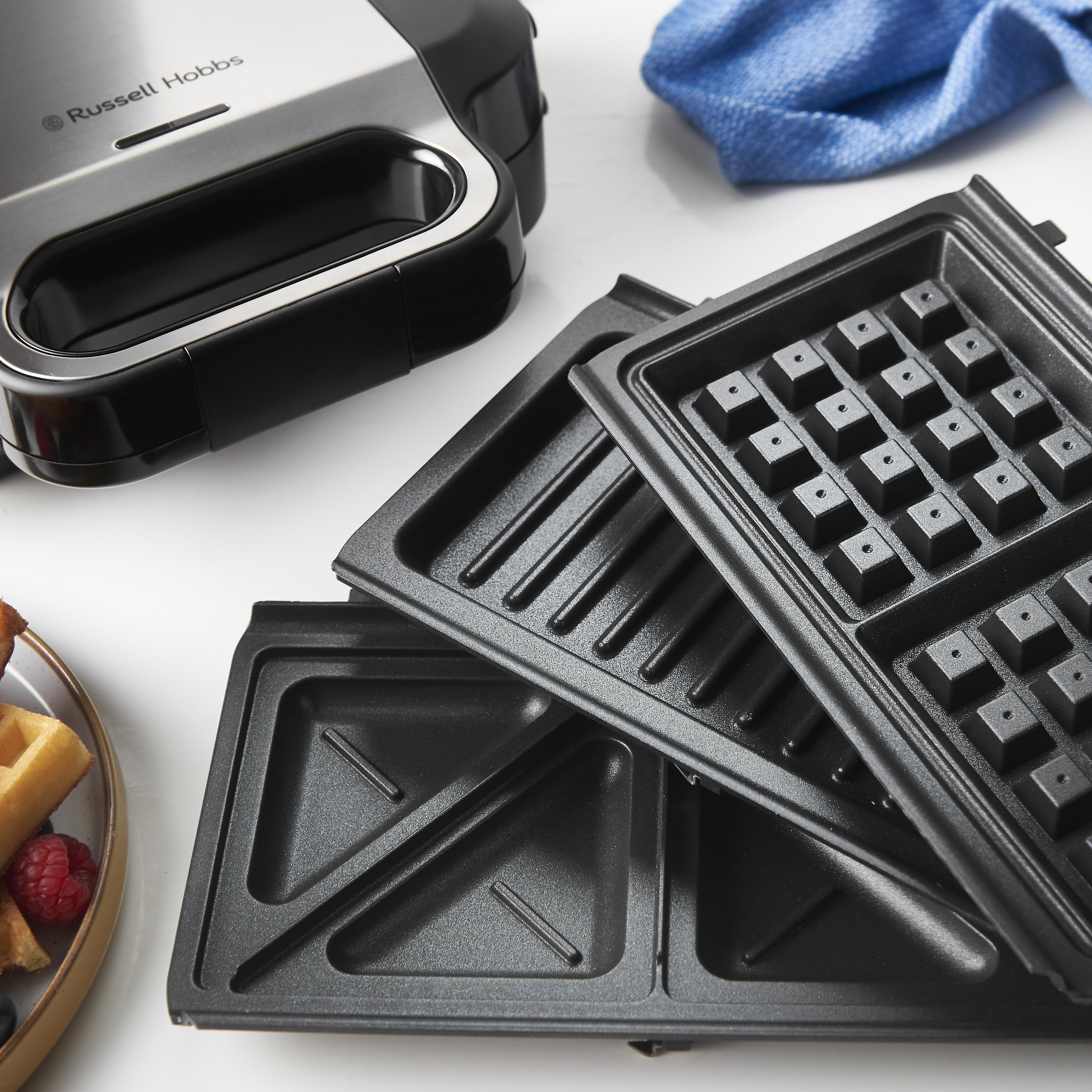 Waffeleisen mit herausnehmbaren Platten. Platten sind schwarz mit quadratischem Waffelmuster.