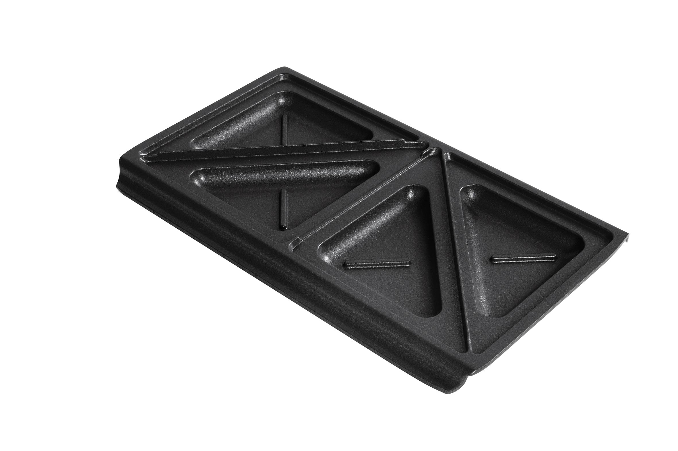 Schwarze Sandwichmaker-Schale mit drei dreieckigen Abschnitten, sauberer weißer Hintergrund.