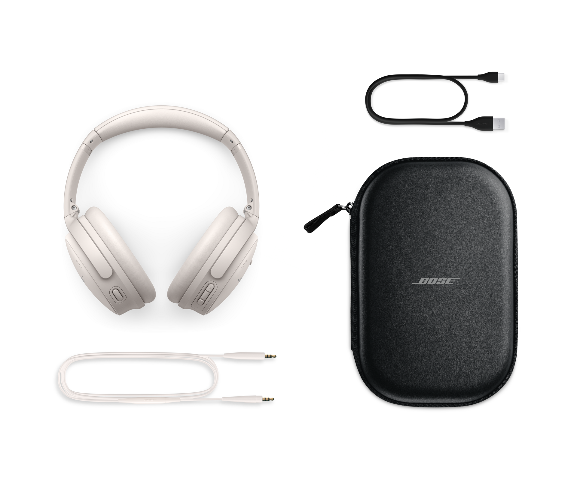 Weiße Kopfhörer, schwarzes Etui, zwei schwarze Kabel. Alles auf schwarzem Hintergrund.