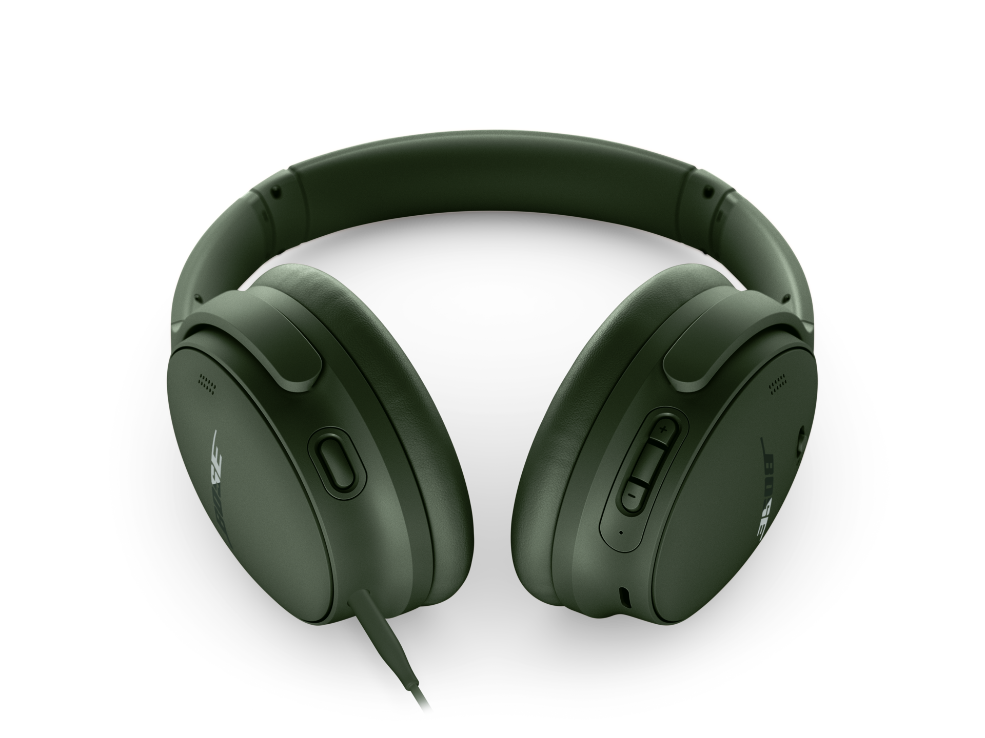 Grüne Bose-Kopfhörer, Over-Ear-Design, mit Kabel und Bedienelementen. Auf schwarzem Hintergrund.