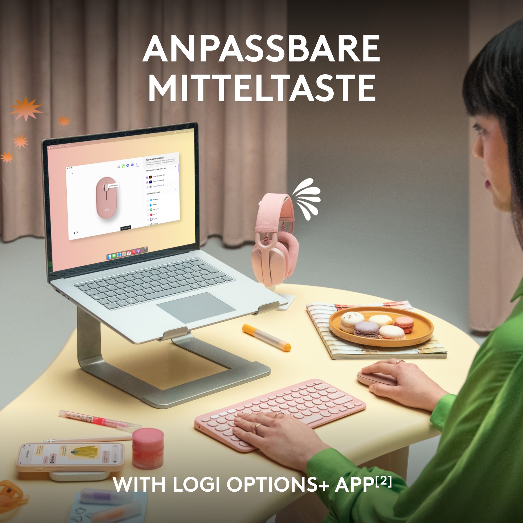 Eine Frau sitzt an einem Tisch und benutzt einen Laptop und anderes Zubehör. Text: ANPASSBARE MITTELTASTE.