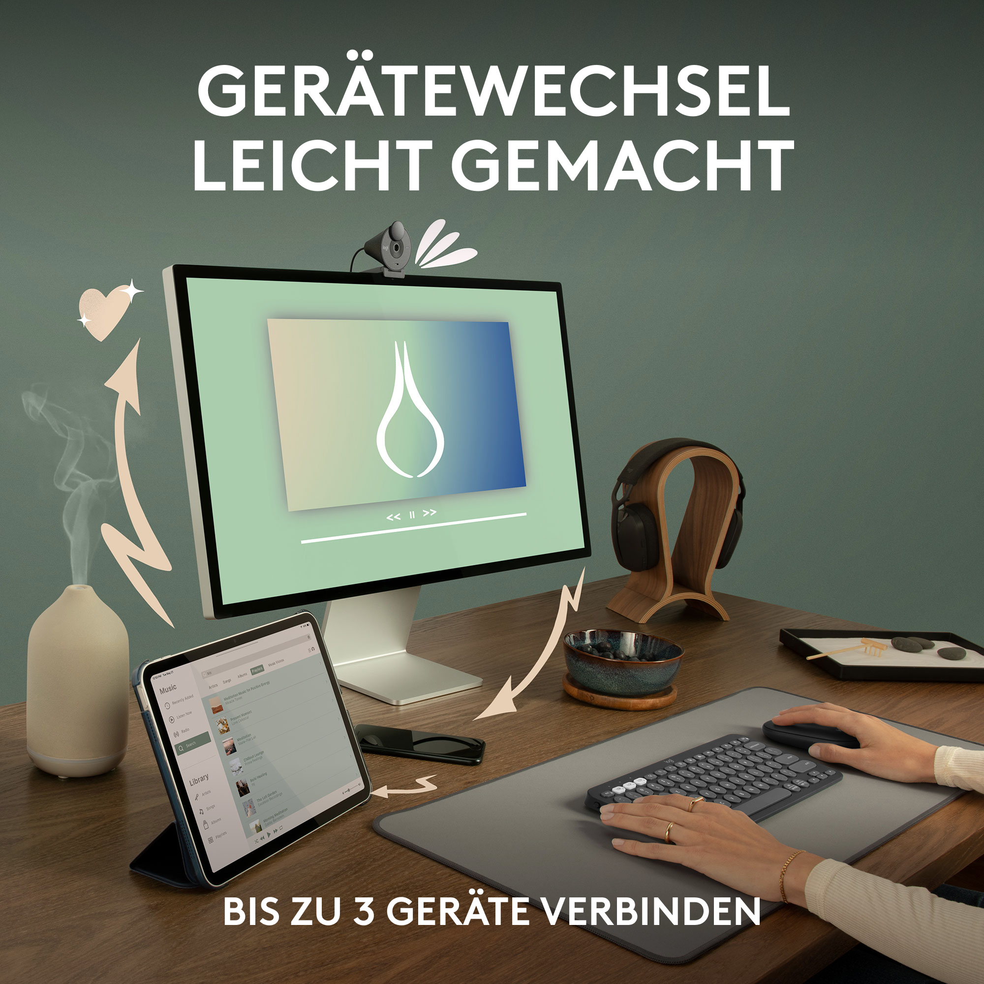 Ein Home-Office-Setup mit Monitor, Tablet, Tastatur und Kopfhörern. Text sagt: 'Verbinden Sie bis zu 3 Geräte'.