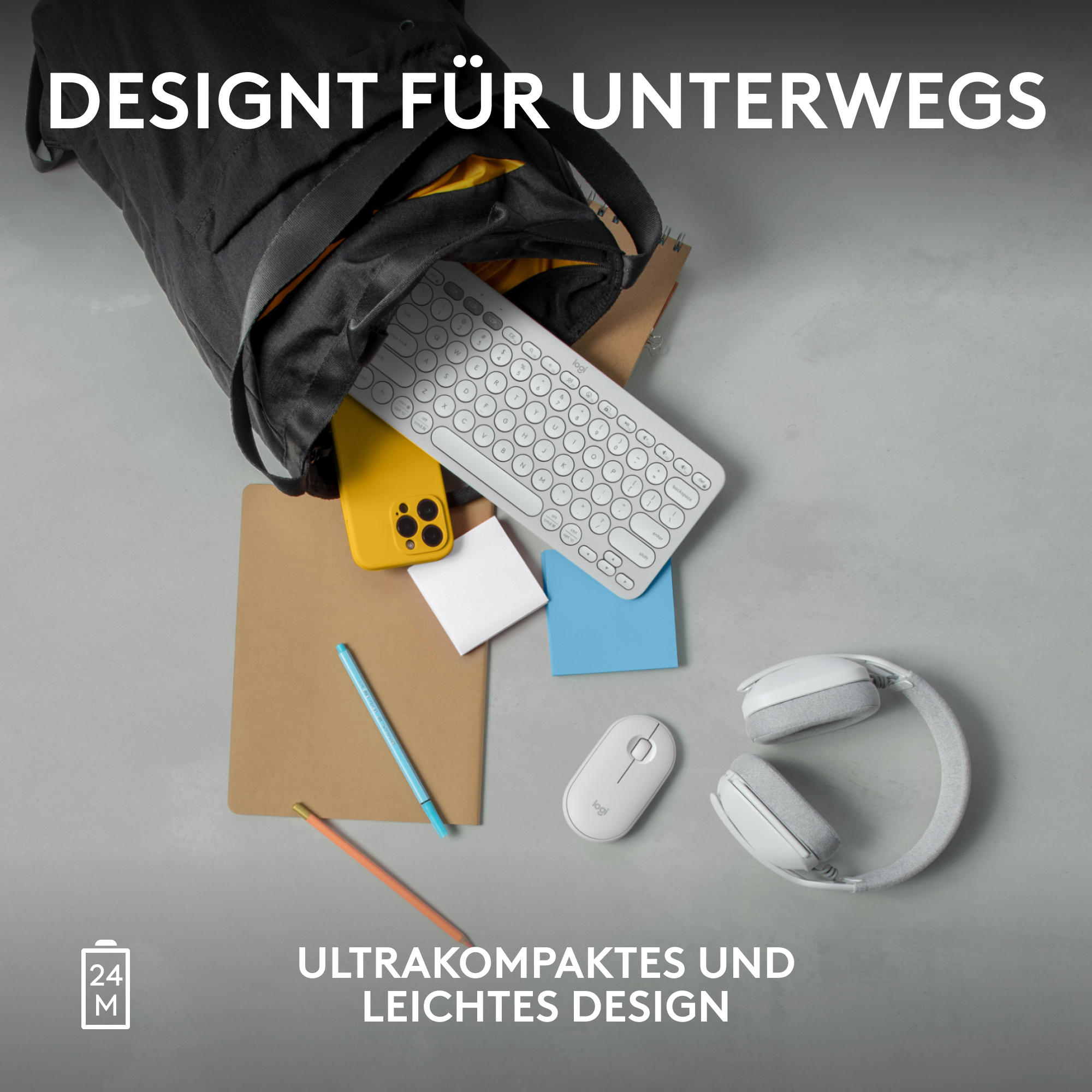 Eine schwarze Tasche mit Gegenständen wie Tastatur, Telefon, Notizbuch, Kopfhörer, Maus und Stift.