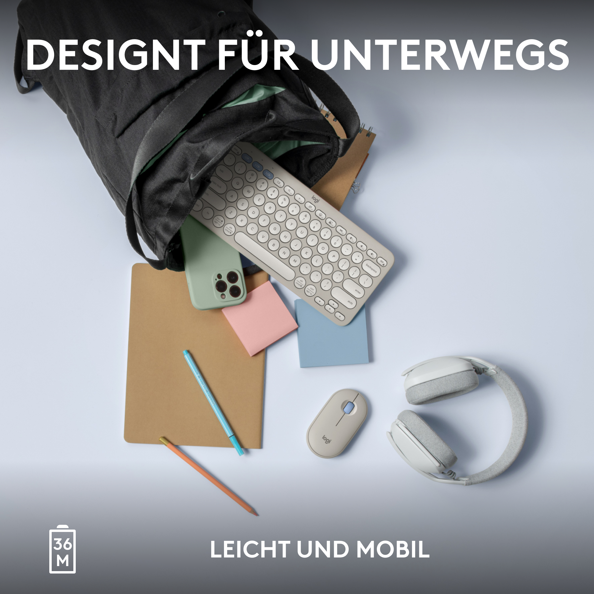 Eine schwarze Tasche, ein Telefon, eine Tastatur, Stifte und Kopfhörer liegen auf hellblauem Untergrund.