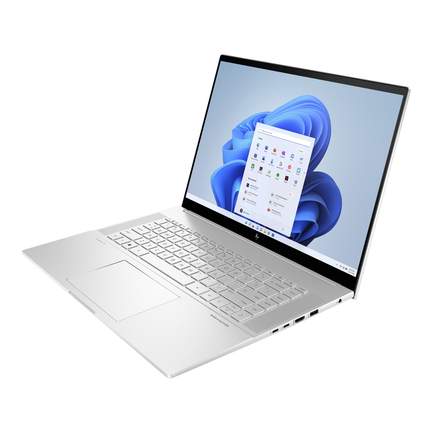 Zilveren laptop, open, op een wit oppervlak, met een blauw Windows-scherm.