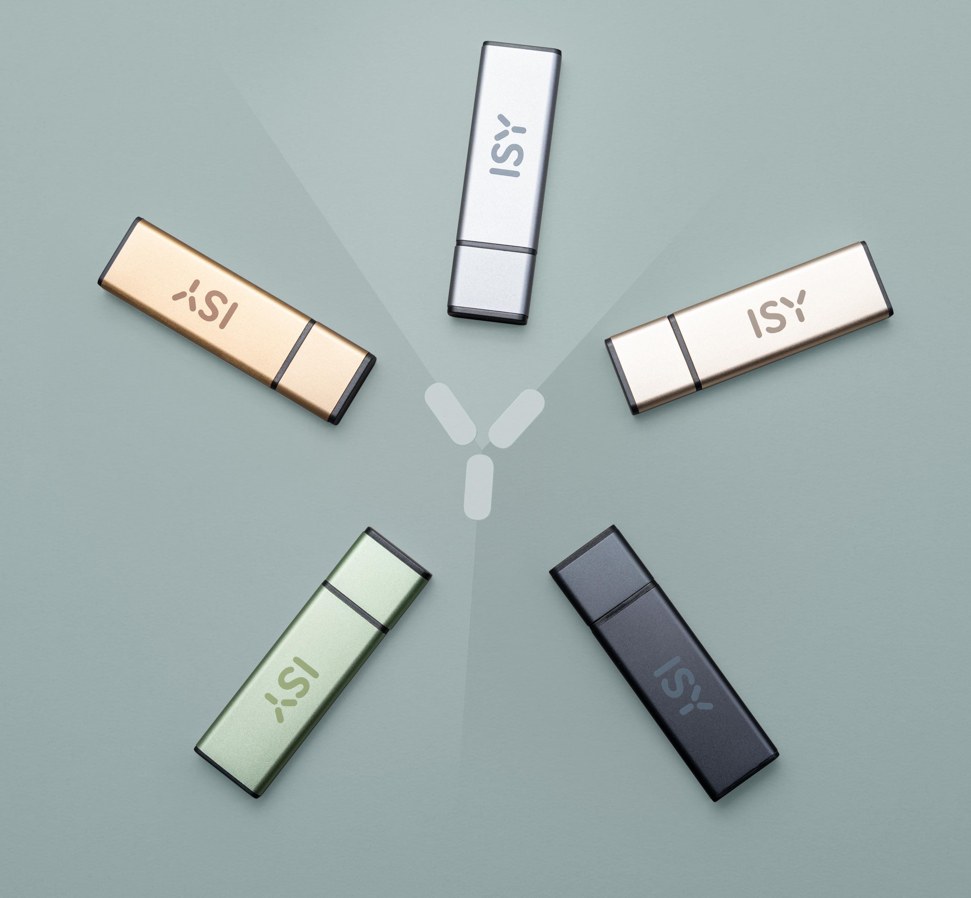 Fünf metallische USB-Laufwerke, sternförmig auf hellgrünem Hintergrund angeordnet.