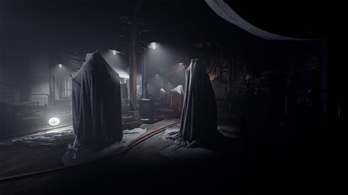 Una escena interior oscura y melancólica con figuras cubiertas y luces cenitales.