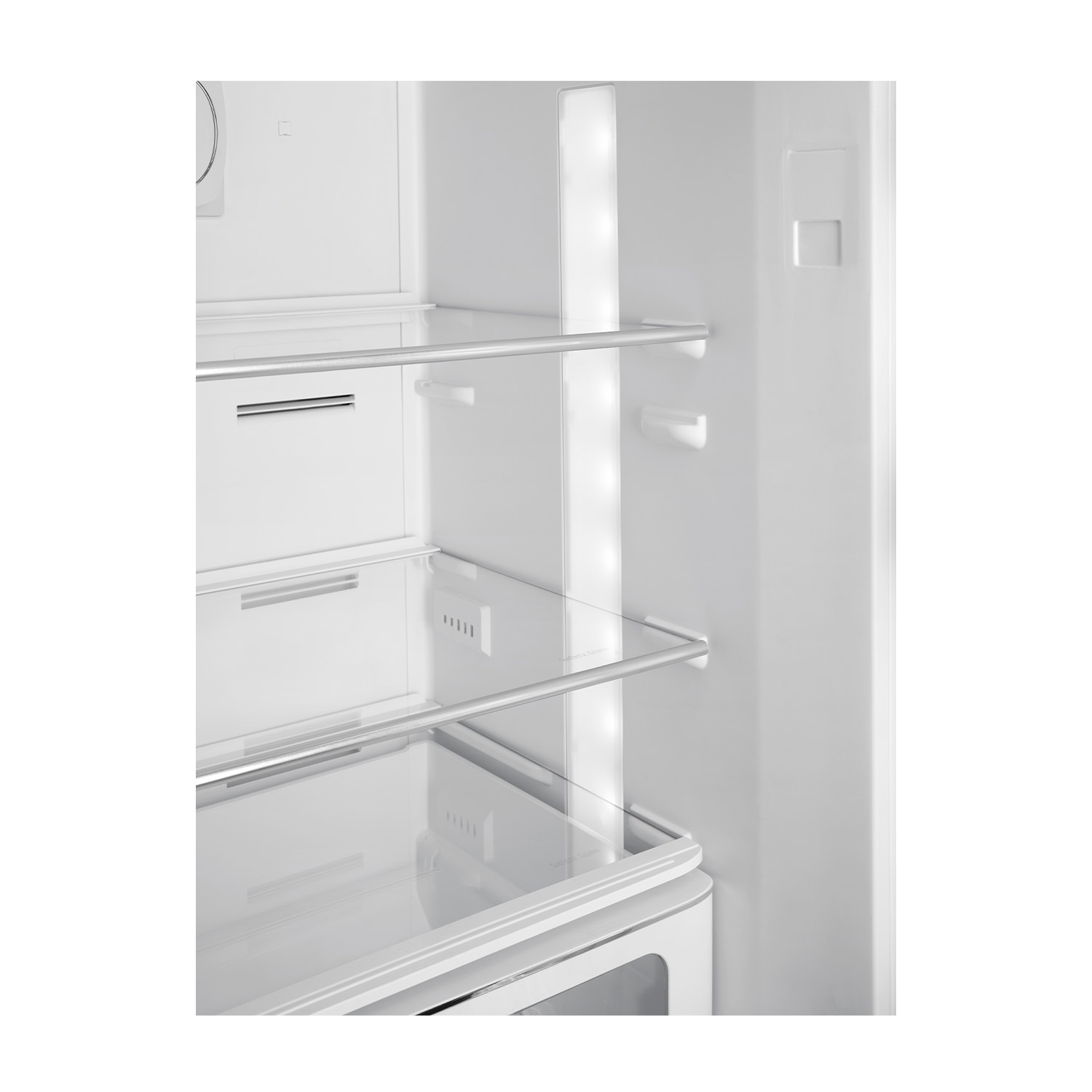 Interno di un frigorifero bianco. Ci sono ripiani e cassetti in vetro. La luce LED è accesa.