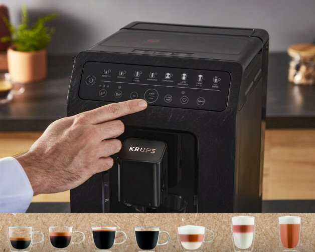 Ręka osoby naciskającej przycisk start w czarnym ekspresie do kawy KRUPS.