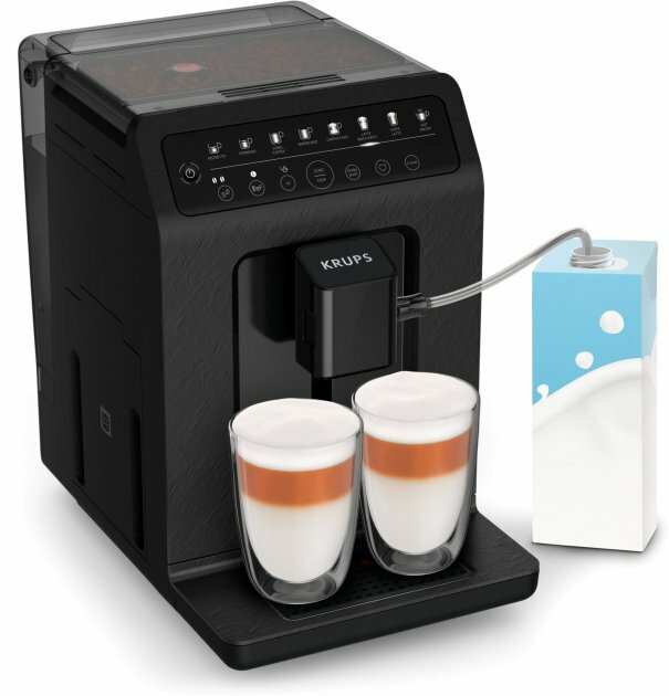 Czarny ekspres do kawy Krups z dwoma szklankami latte i kartonem mleka, ze szczegółami kawy na górze.