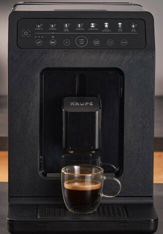 Czarny ekspres do kawy Krups z filiżanką espresso.