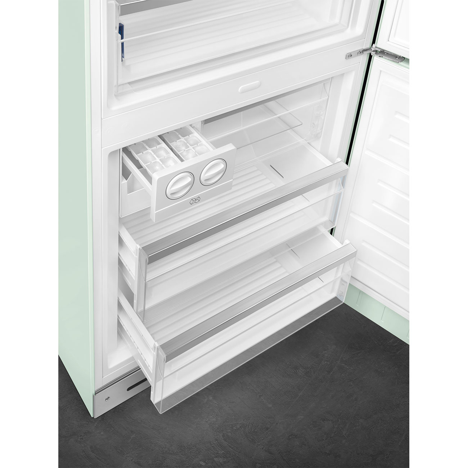 Interno frigorifero con cassetti, fabbricatore di ghiaccio e ripiani. Esterno verde menta visibile.
