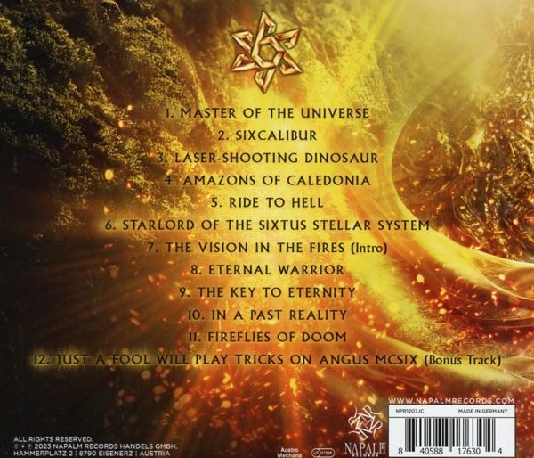 Rückseite einer CD mit einer Liste von Titeln und farbenfrohem Hintergrund. Das Napalm Records-Logo ist sichtbar.