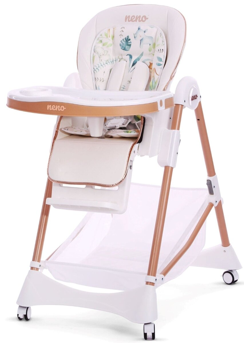 Białe i złote krzesełko do karmienia dla dziecka. Ma tackę i kosz pod siedzeniem.