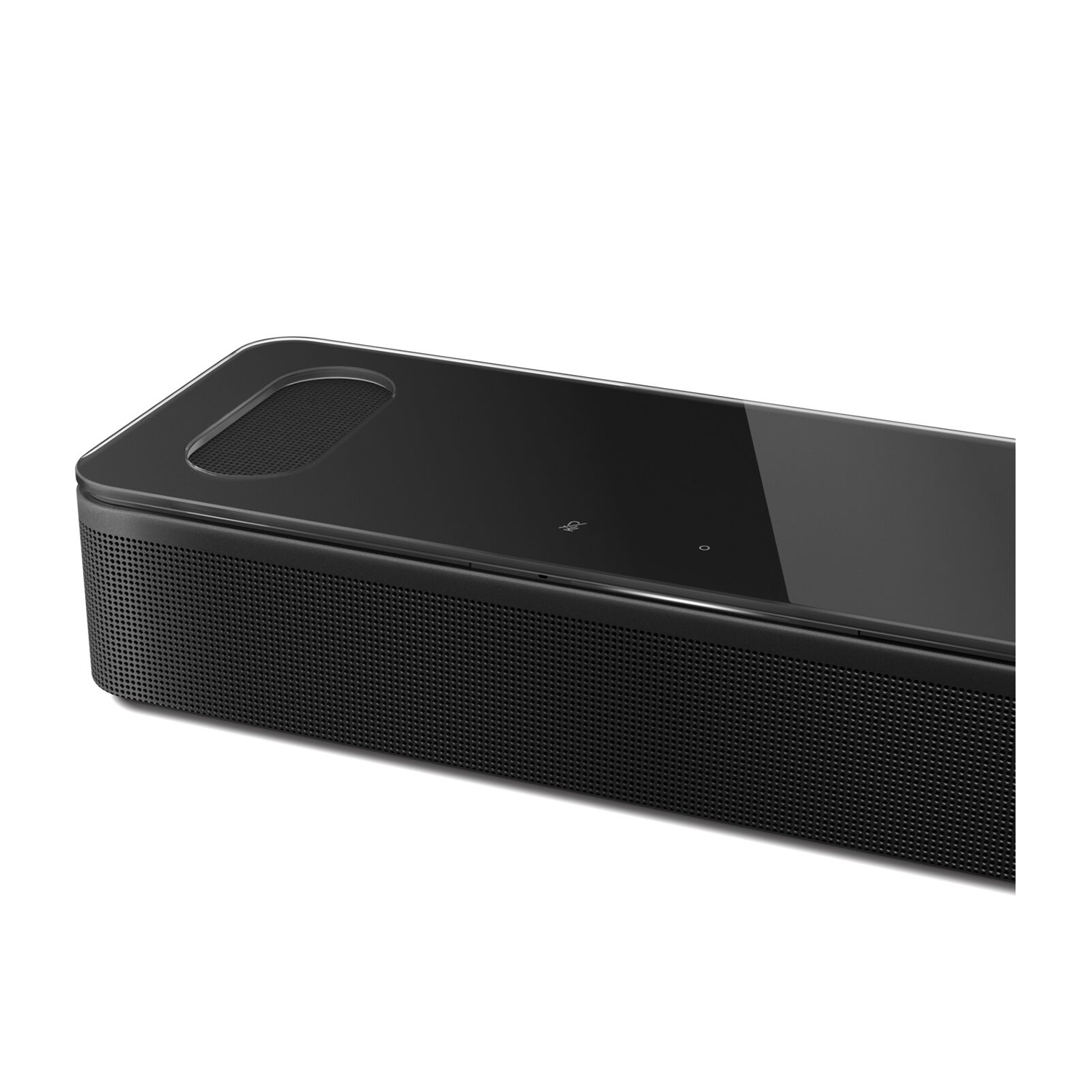 Soundbar nera con griglia dell'altoparlante, parte superiore lucida e pulsante di accensione visibile. Sfondo bianco.