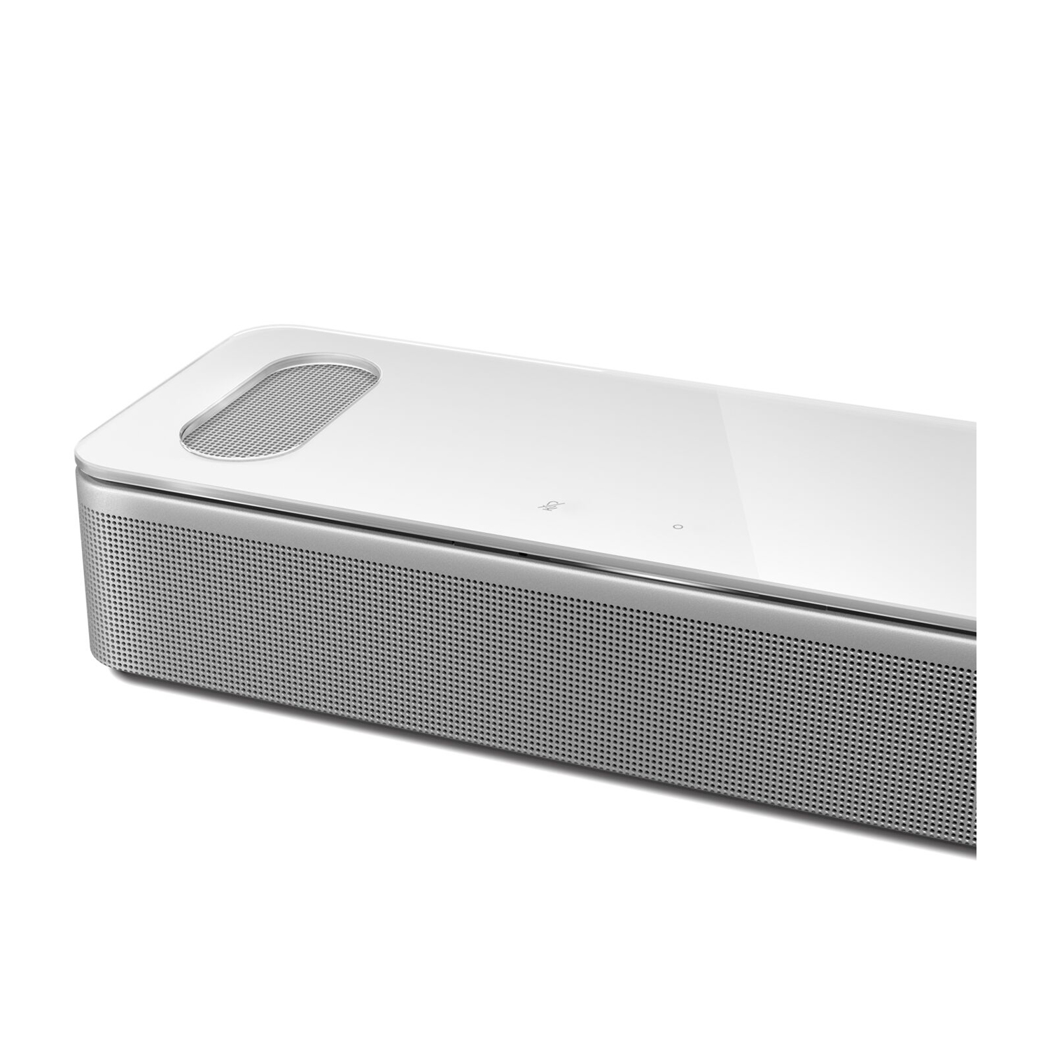 Una soundbar bianca e argento con dettagli in mesh frontali e superiori.