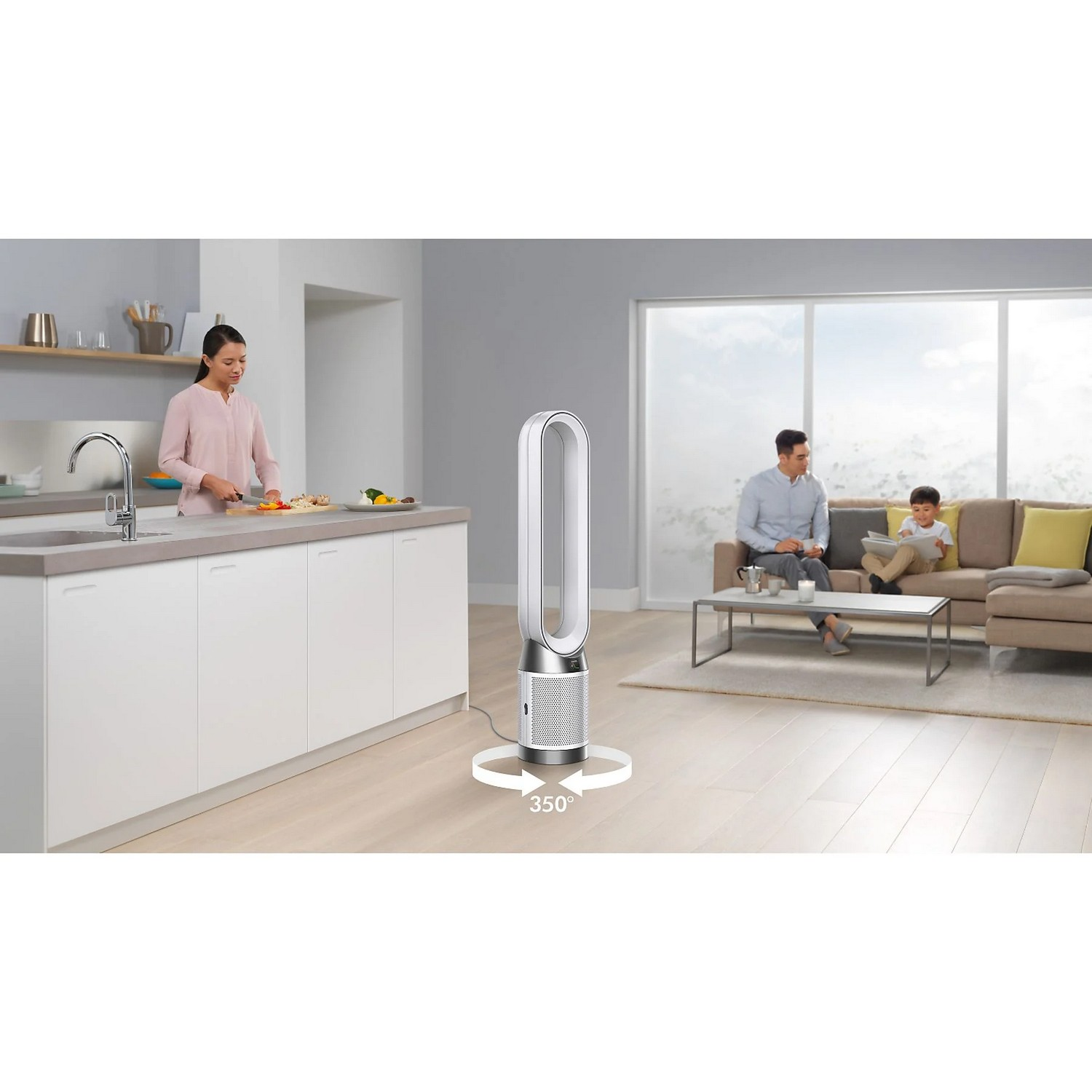 Une femme et un homme interagissent près d'un purificateur d'air Dyson.