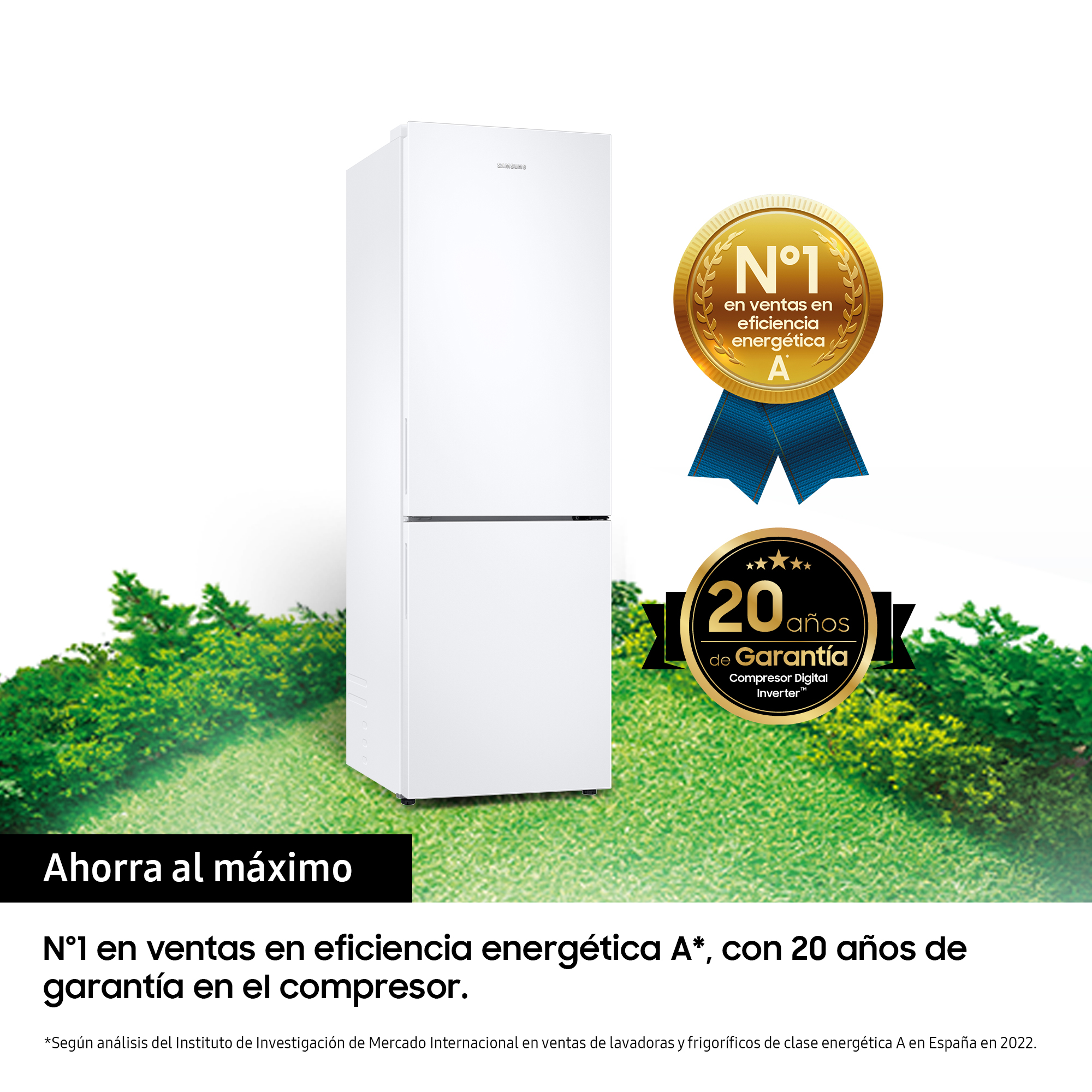 Un refrigerador blanco con puerta blanca y un sello de cinta azul y texto. El texto dice 'Nº 1 en eficiencia energética'.