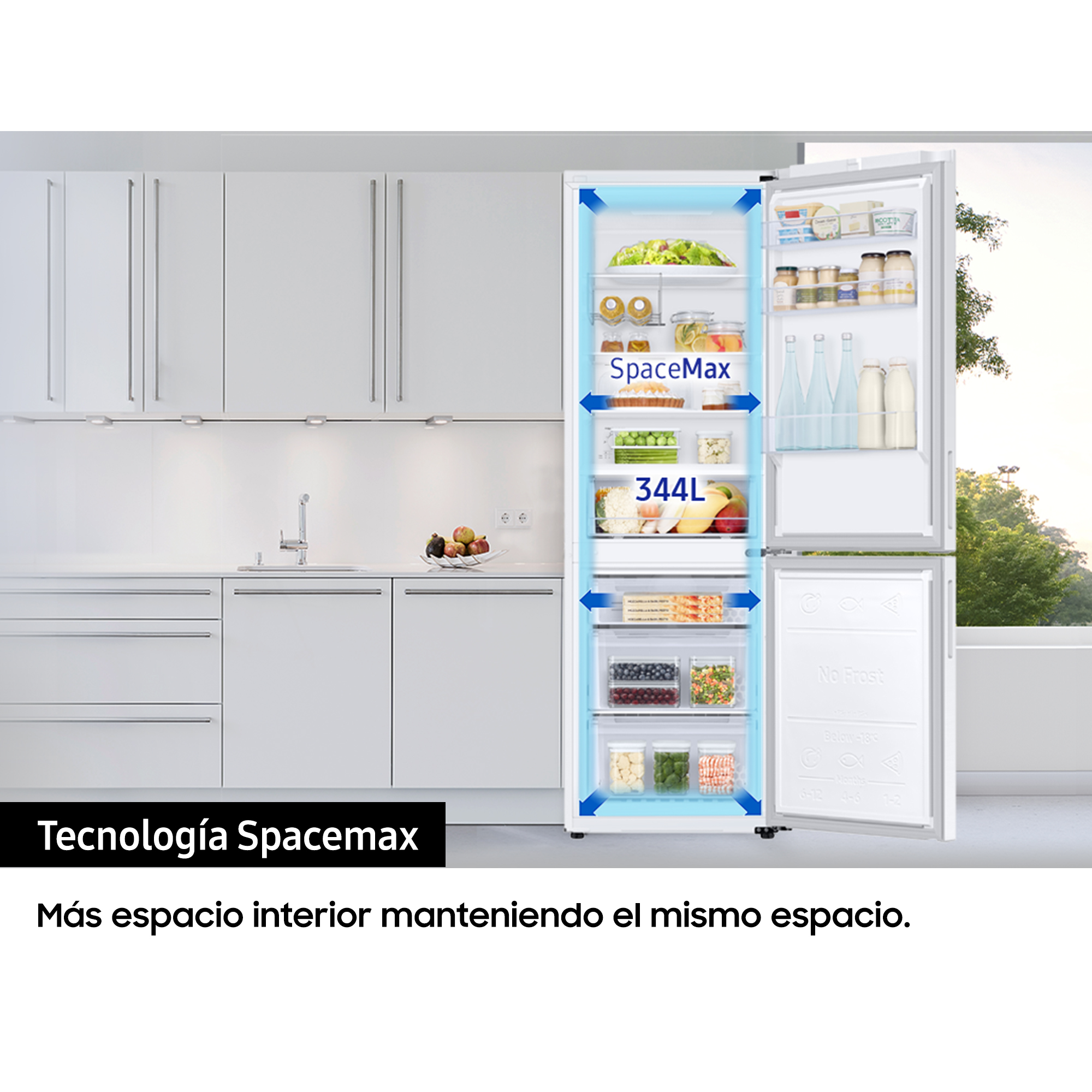 Un refrigerador blanco con la puerta abierta, mostrando estantes con comida y texto "Spacemax" arriba.