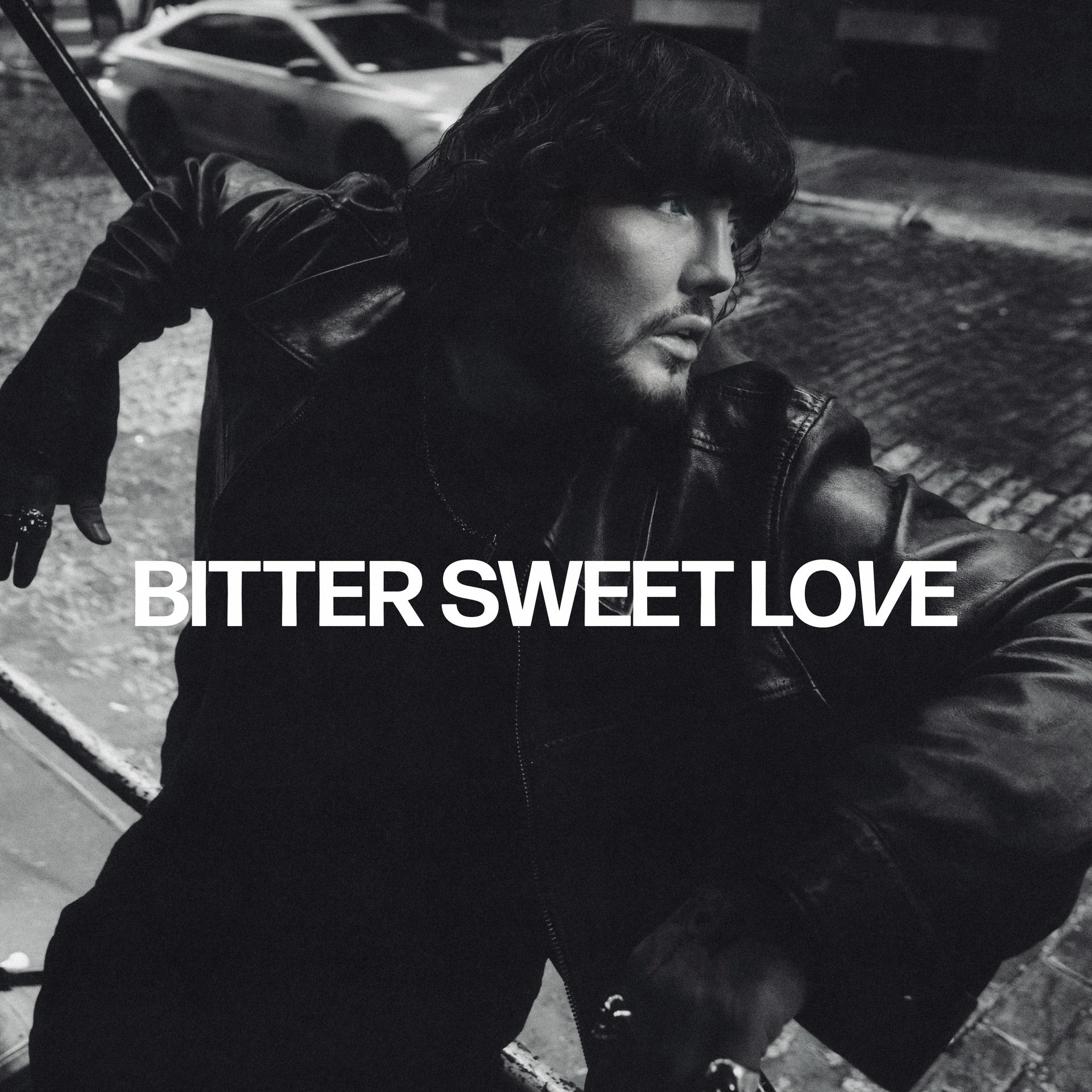 Schwarz-Weiß-Foto: Mann in Lederjacke, lehnt an einem Geländer, Text 'BITTER SWEET LOVE'.