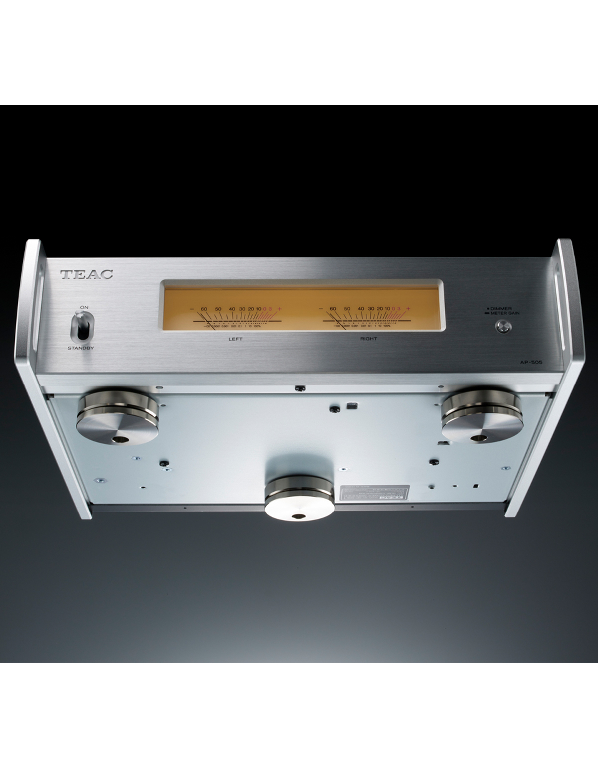 Silberner Stereo-Verstärker. Hat eine Anzeige mit Nadeln, Lautstärkereglern und Tasten. Schwarzer Hintergrund.