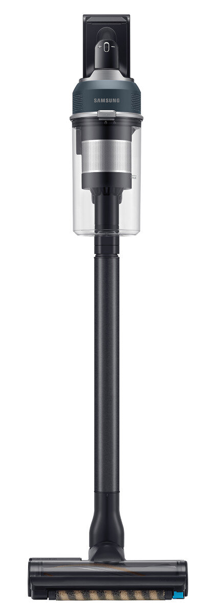 Kobieta na kanapie przegląda papiery, w tle drukarka i rośliny.