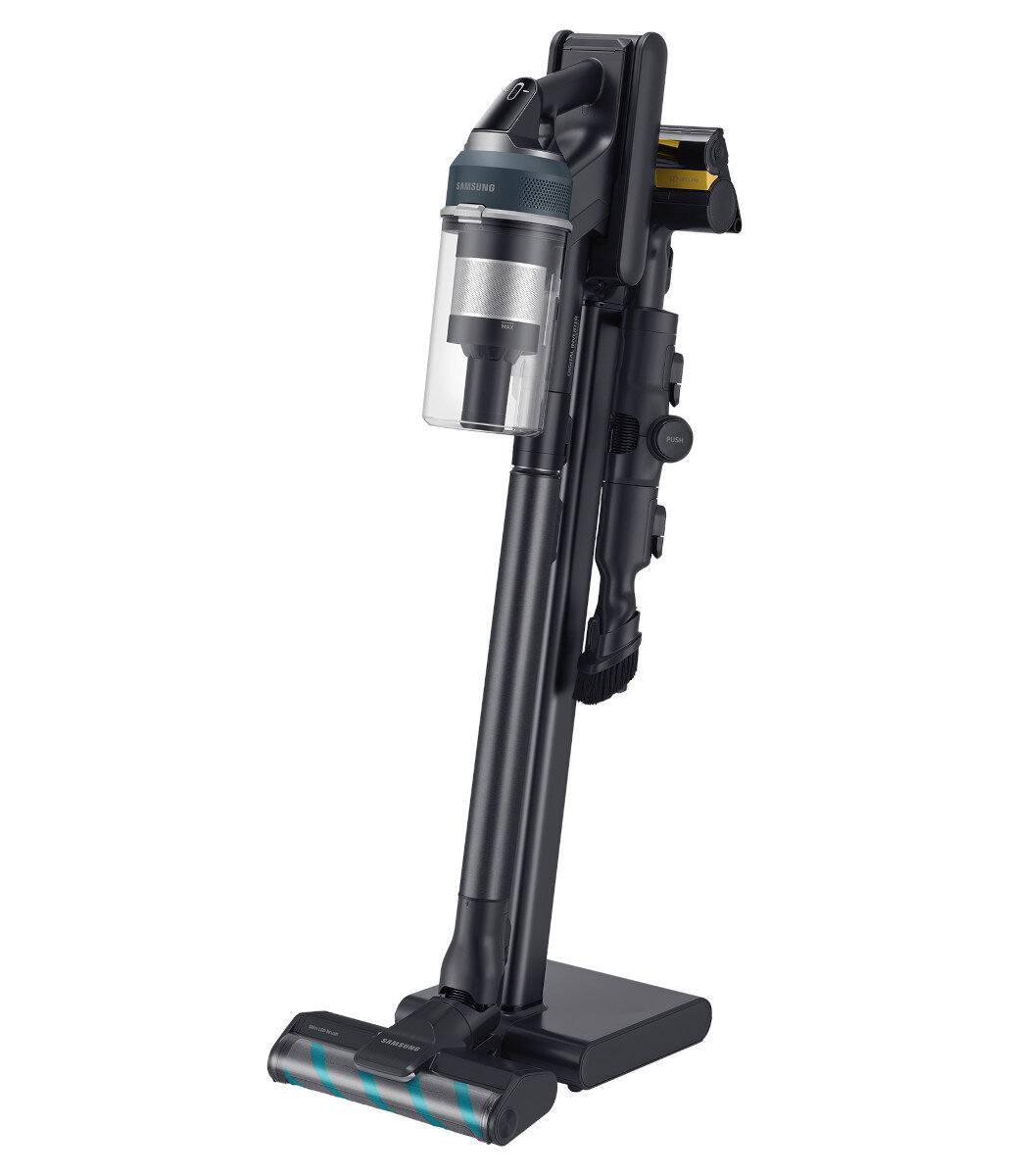 Czarny i srebrny odkurzacz bezprzewodowy na stojaku. Białe tło.