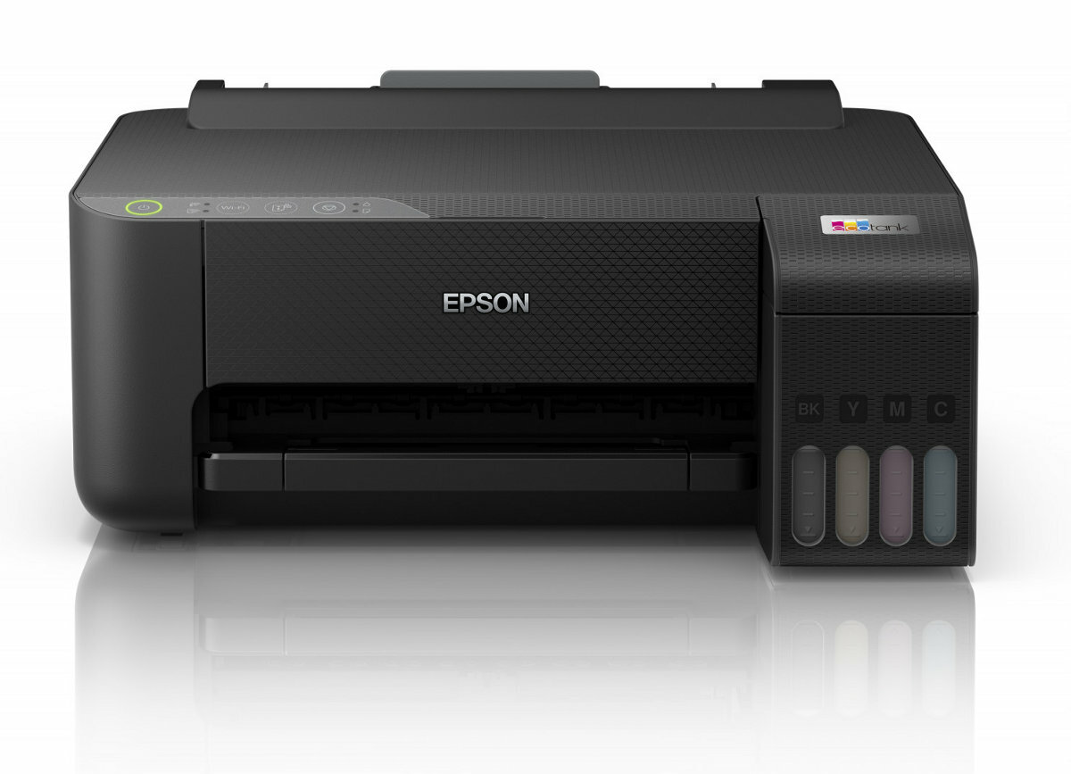 Czarna drukarka Epson ze zbiornikami na tusz po prawej stronie, na białej powierzchni.