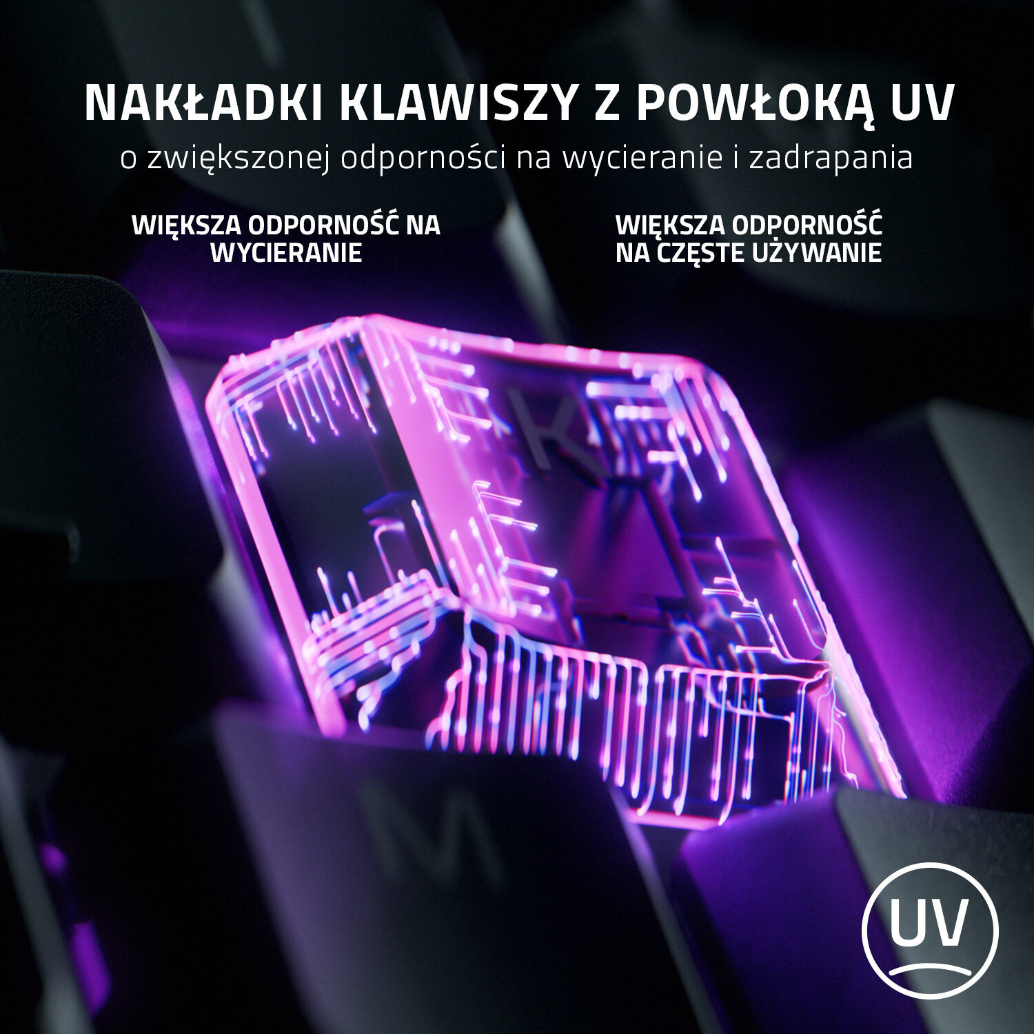 Zbliżenie klawisza klawiatury z jasnym, różowym światłem podkreślającym jego powierzchnię.