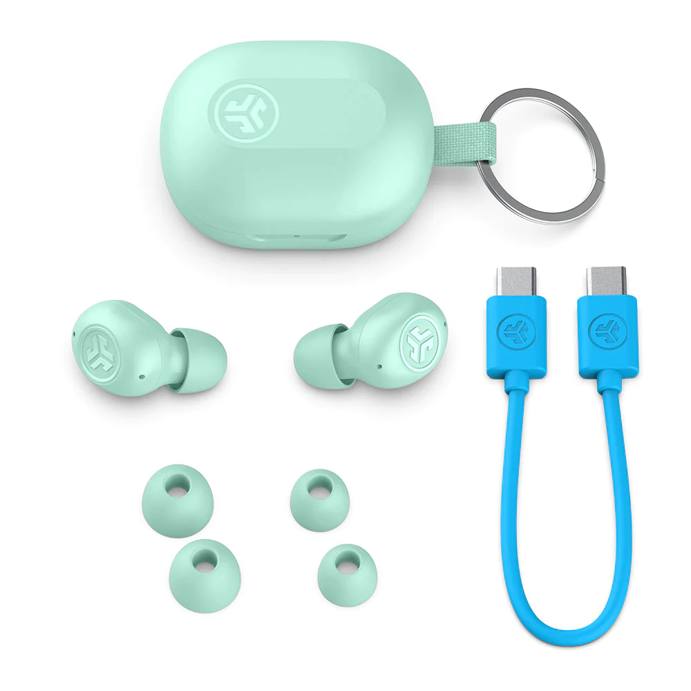 Ein Set aus mintgrünen Ohrhörern, einem Ladeetui und einem Ladekabel auf weißer Oberfläche.