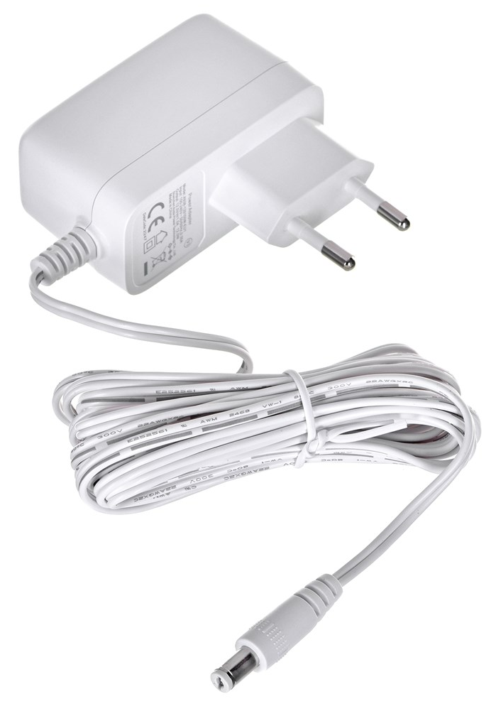 Fehér hálózati adapter dugóval és tekercselt kábellel.