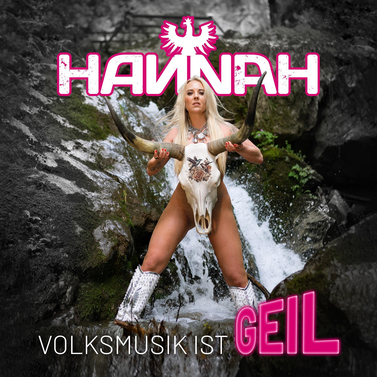 Albumcover einer Frau mit Totenkopf und Hörnern vor einem Wasserfall, Text 'GEIL'.