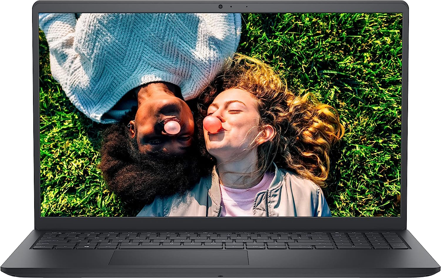 Két nő rágógumi buborékot fúj a füvön, látható a laptop képernyője.