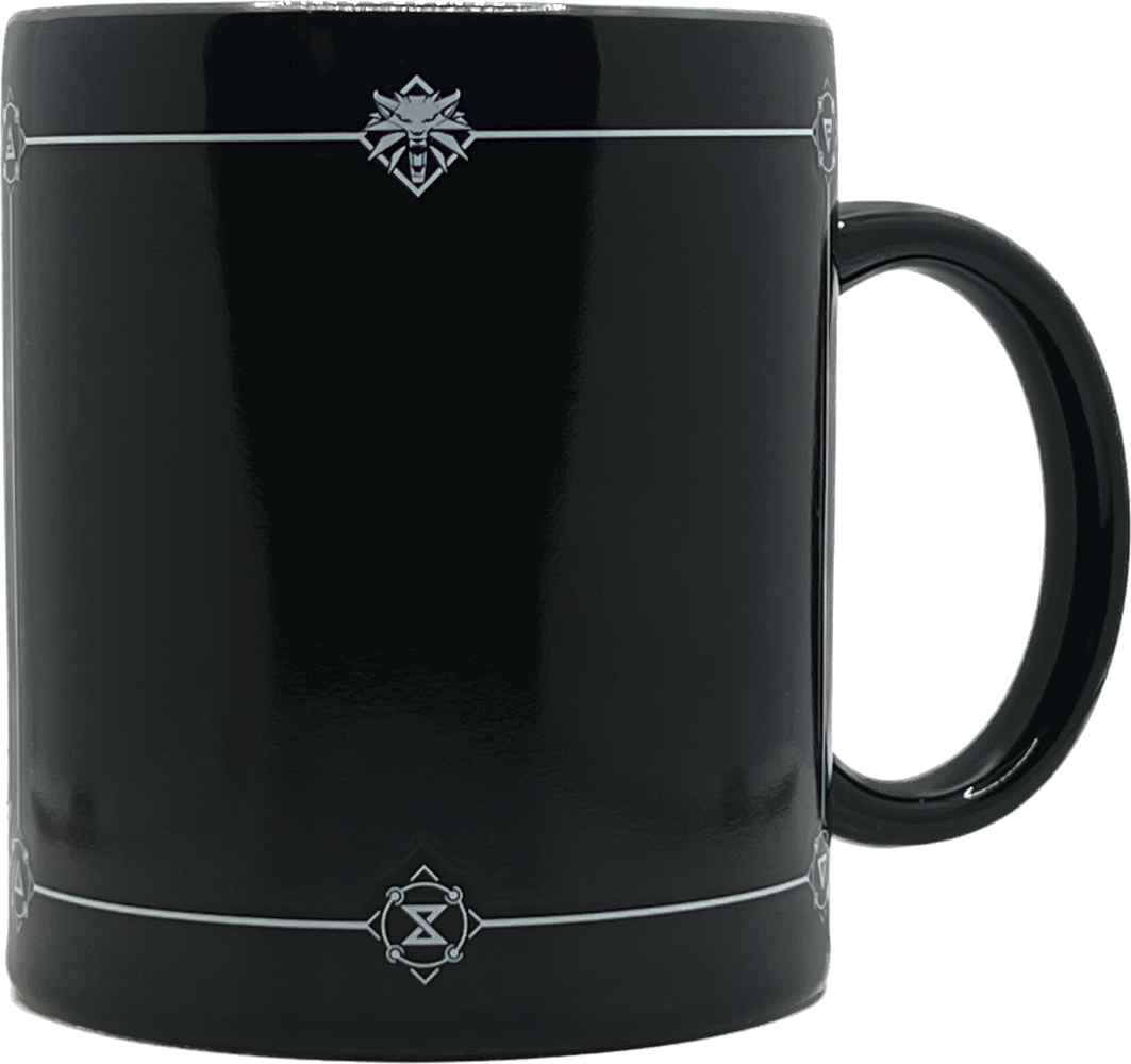Fekete bögre fehér Witcher logóval. A bögre fekete háttéren van.