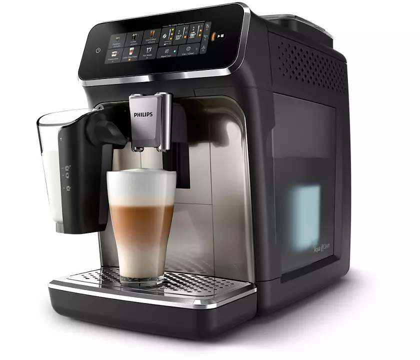 Esspresszó gép egy pohár latte-val az előtérben.
