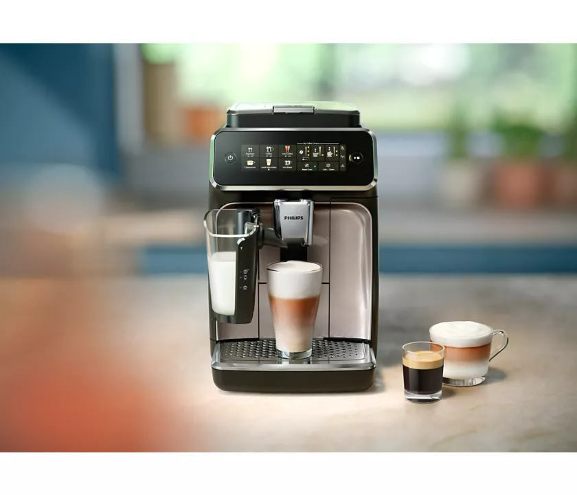 Fekete-ezüst kávéfőző, latte macchiatót készít.