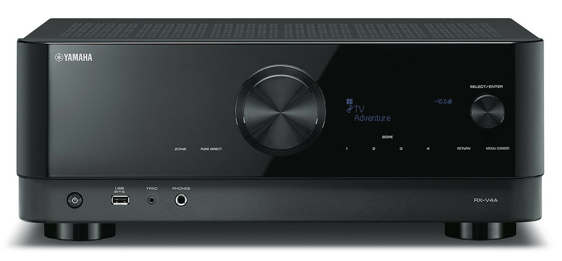 Czarny odbiornik Yamaha z centralnym pokrętłem i niebieskim wyświetlaczem 'TV Adventure'.