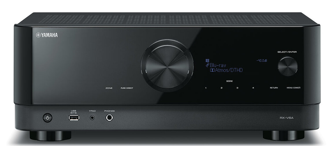 Czarny odbiornik Yamaha z centralnym pokrętłem i ekranem.