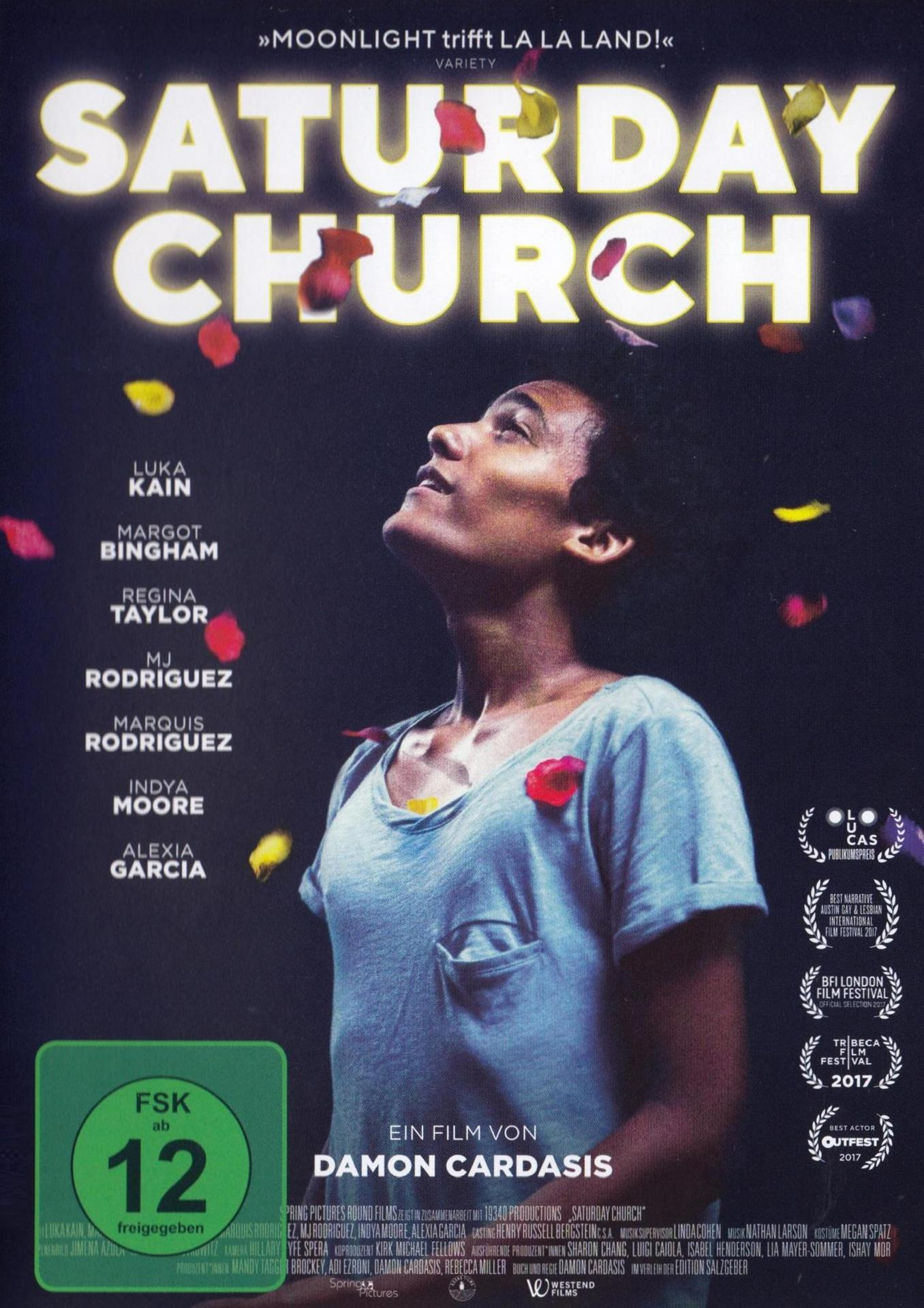 Filmposter für Saturday Church. Eine Person blickt nach oben. Der Titel steht über ihnen. Rote Blütenblätter schweben.