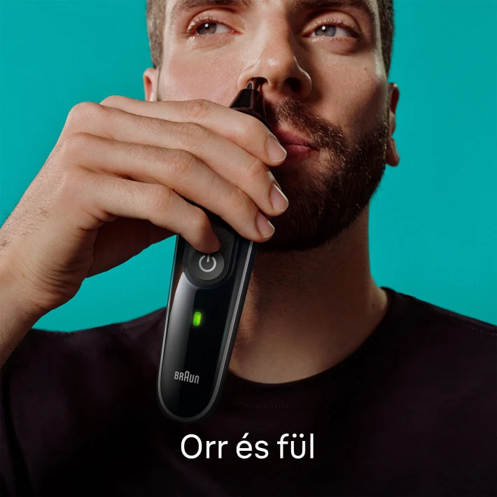 Egy férfi fekete-ezüst orr- és fülszőrzet-vágót használ, alul a 'Orr és fül' szöveggel.