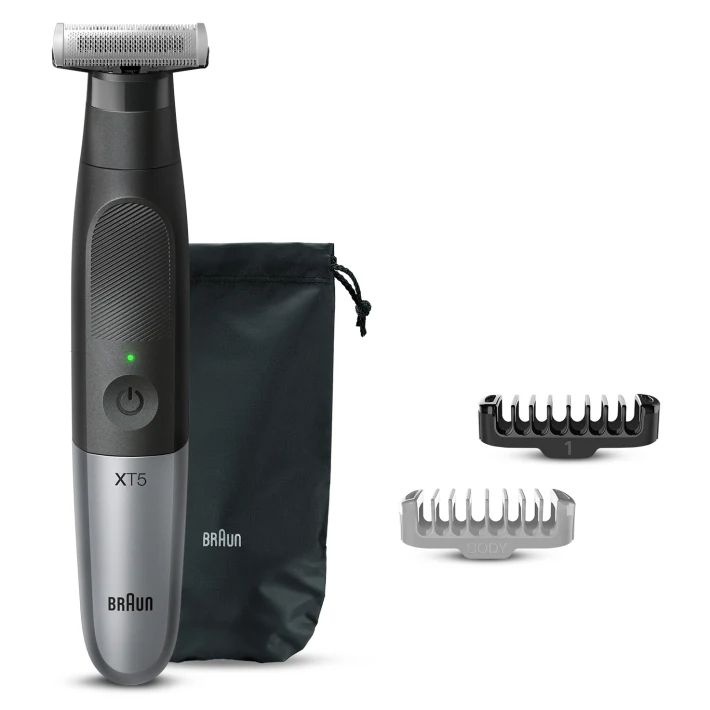 Egy fekete-ezüst Braun XT5 trimmer tartozékokkal és egy fekete tokkal.