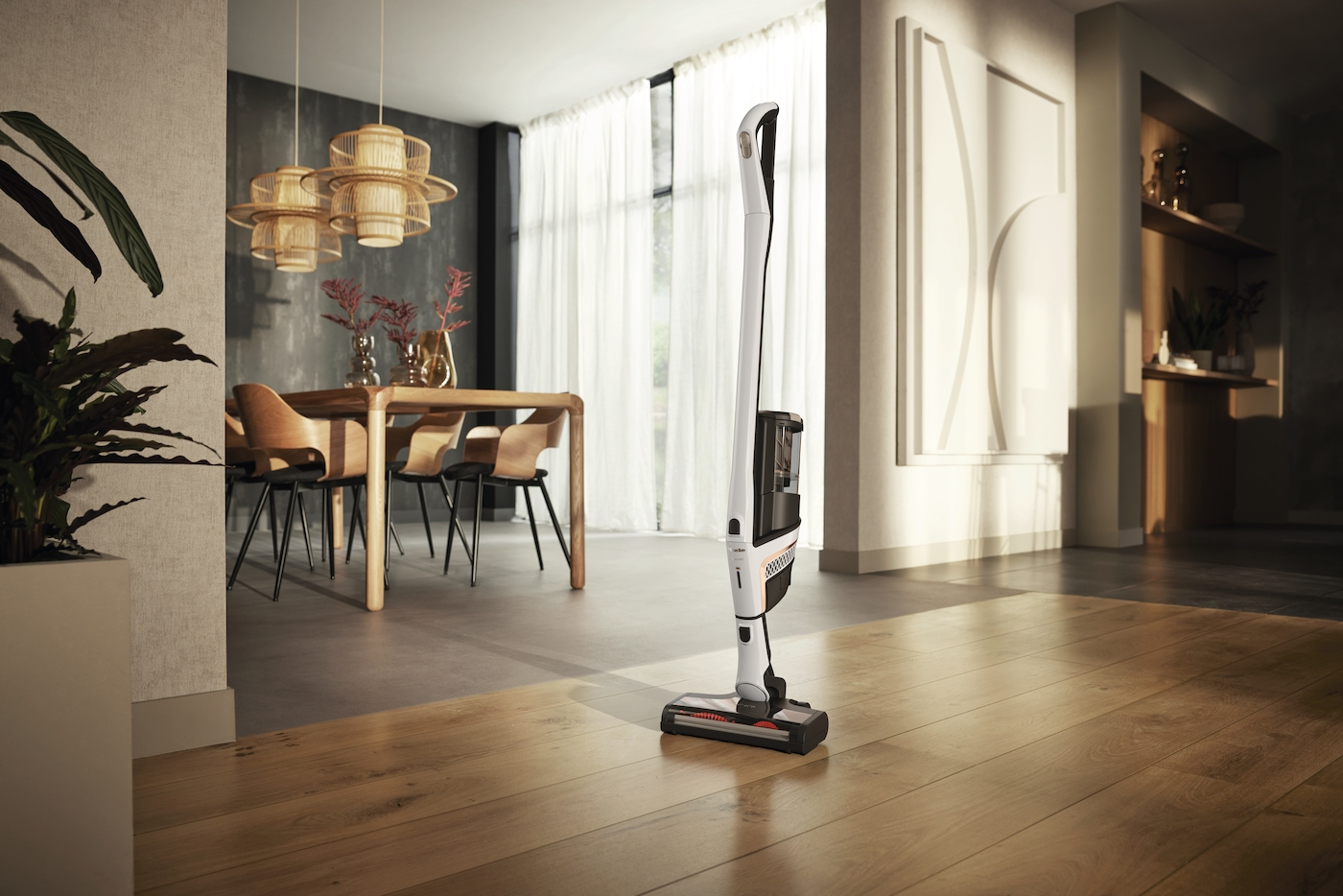 Modernes Wohnzimmer mit Staubsauger. Ein Tisch und Stühle sind im Hintergrund. Holzboden.
