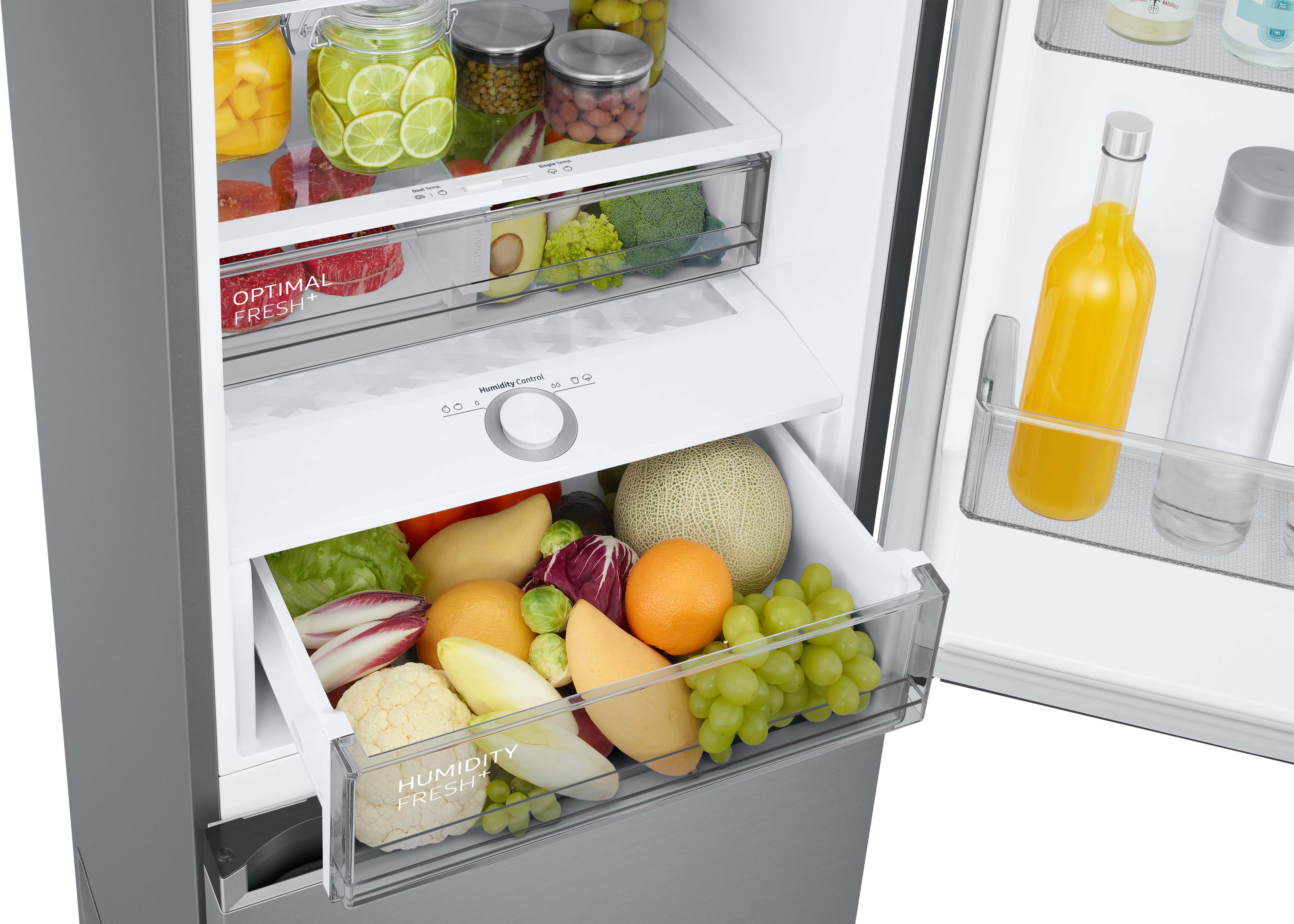 Ein Kühlschrank mit geöffneter Tür, der Produkte in Schubladen und Regalen zeigt. Enthält Obst, Gemüse und Gläser.