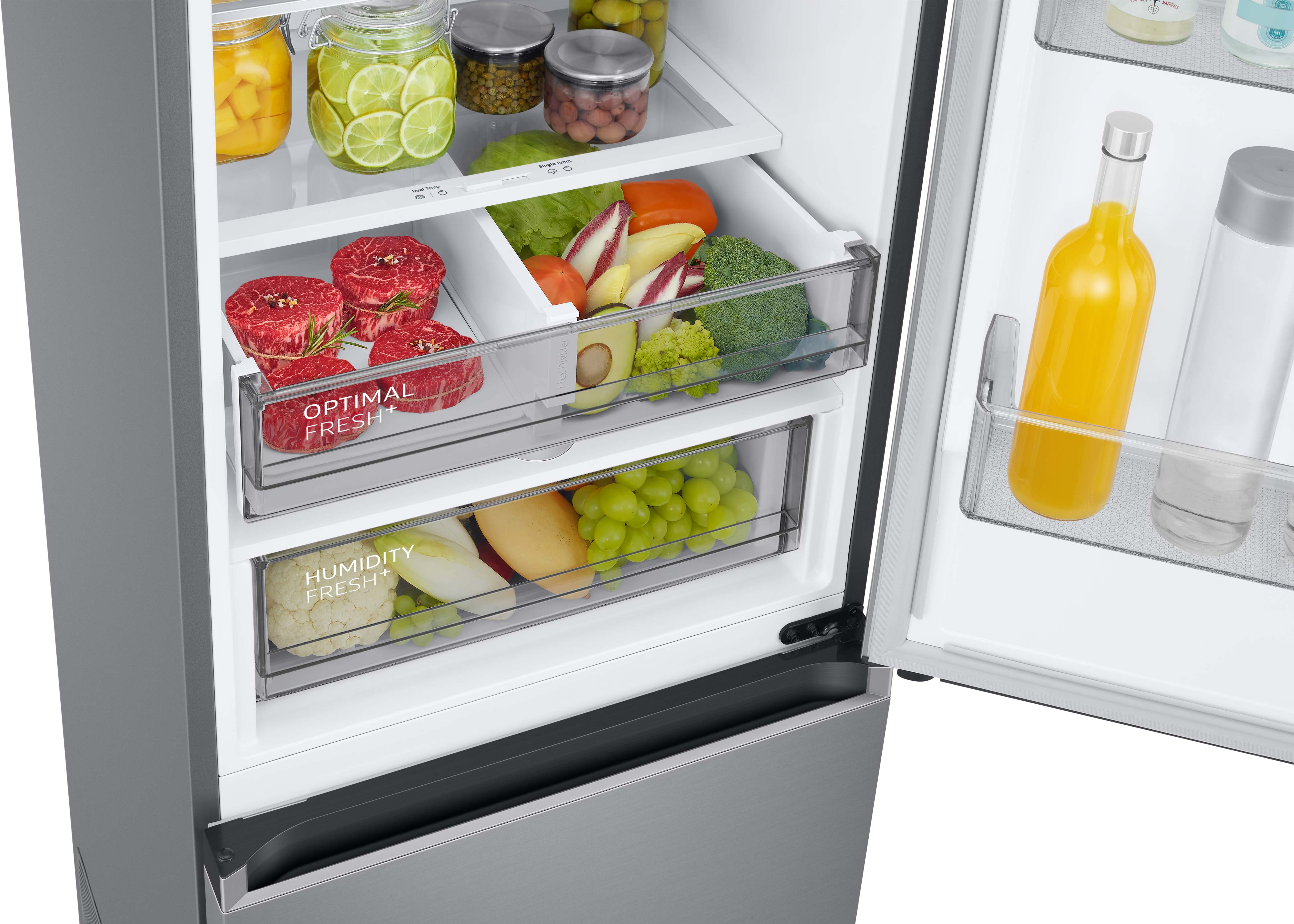 Ein Kühlschrank-Innenraum mit frischen Produkten und Fleisch in Schubladen, offene Tür.