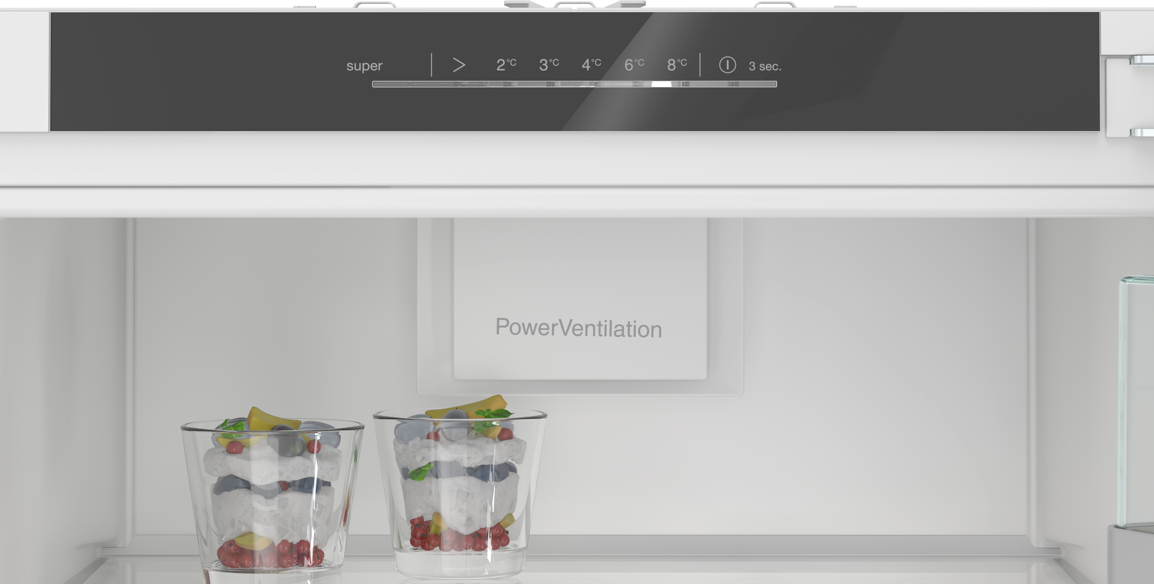 Im Kühlschrank, Dessertbecher und PowerVentilation-Funktion.